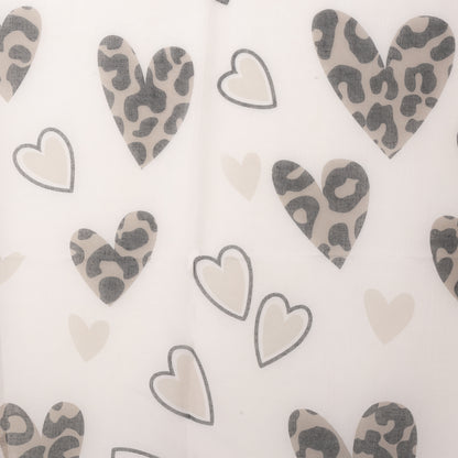 Sciarpa in seta beige con stampa a cuori animalier