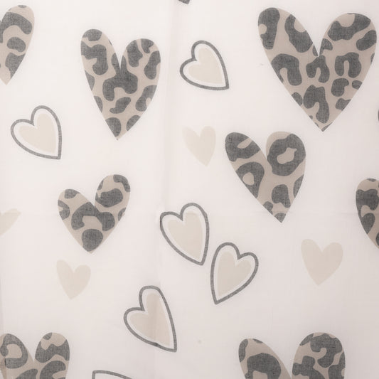 Sciarpa in seta beige con stampa a cuori animalier