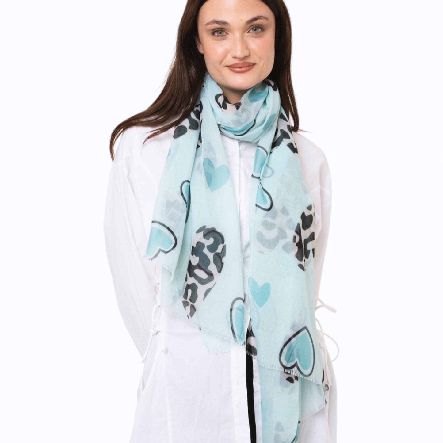 Sciarpa in seta verde acqua con stampa a cuori animalier