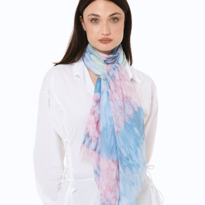Sciarpa in modal con fantasia a righe ondulate effetto acquarello tono azzurro e rosa