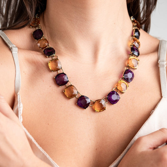 Girocollo in metallo colore bronzo, con pietre in resina trasparenti viola e arancio - Mya Accessories