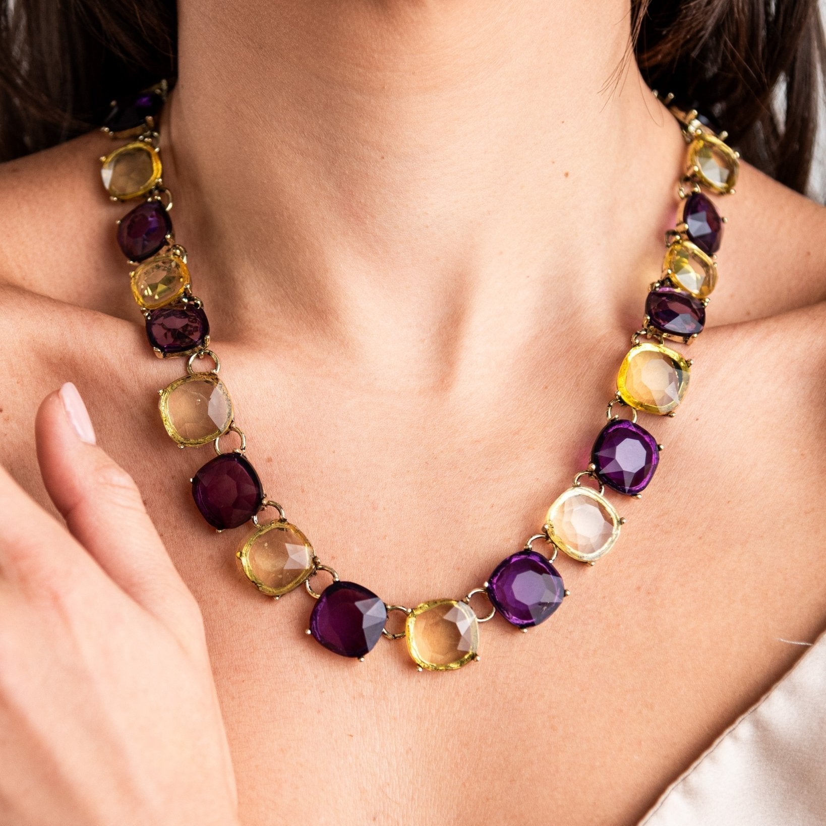 Girocollo in metallo colore bronzo, con pietre in resina trasparenti viola e giallo - Mya Accessories