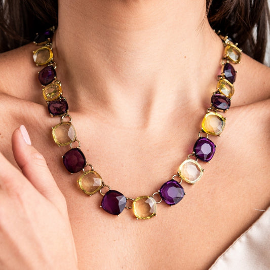 Girocollo in metallo colore bronzo, con pietre in resina trasparenti viola e giallo - Mya Accessories
