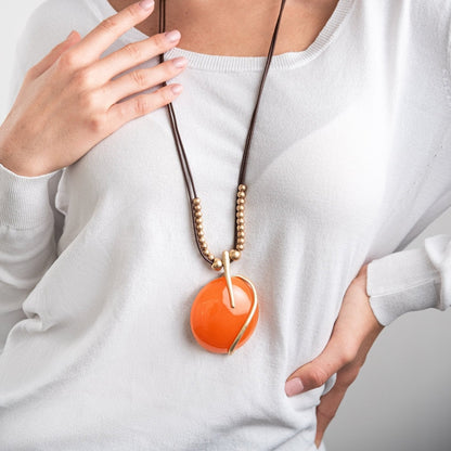 Collana lunga con laccio nero, pendente circolare in resina arancio - Mya Accessories