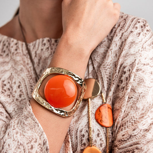Bracciale a manetta in metallo colore oro con resina arancio - Mya Accessories