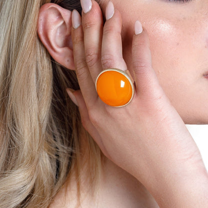 Anello a fascia regolabile con pietra circolare in resina arancio - Mya Accessories