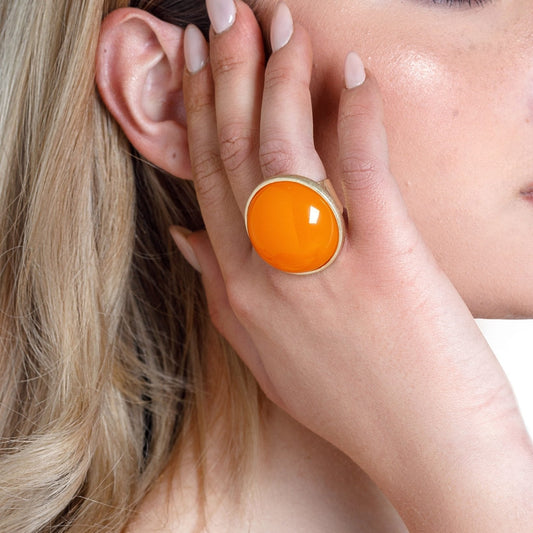 Anello a fascia regolabile con pietra circolare in resina arancio - Mya Accessories