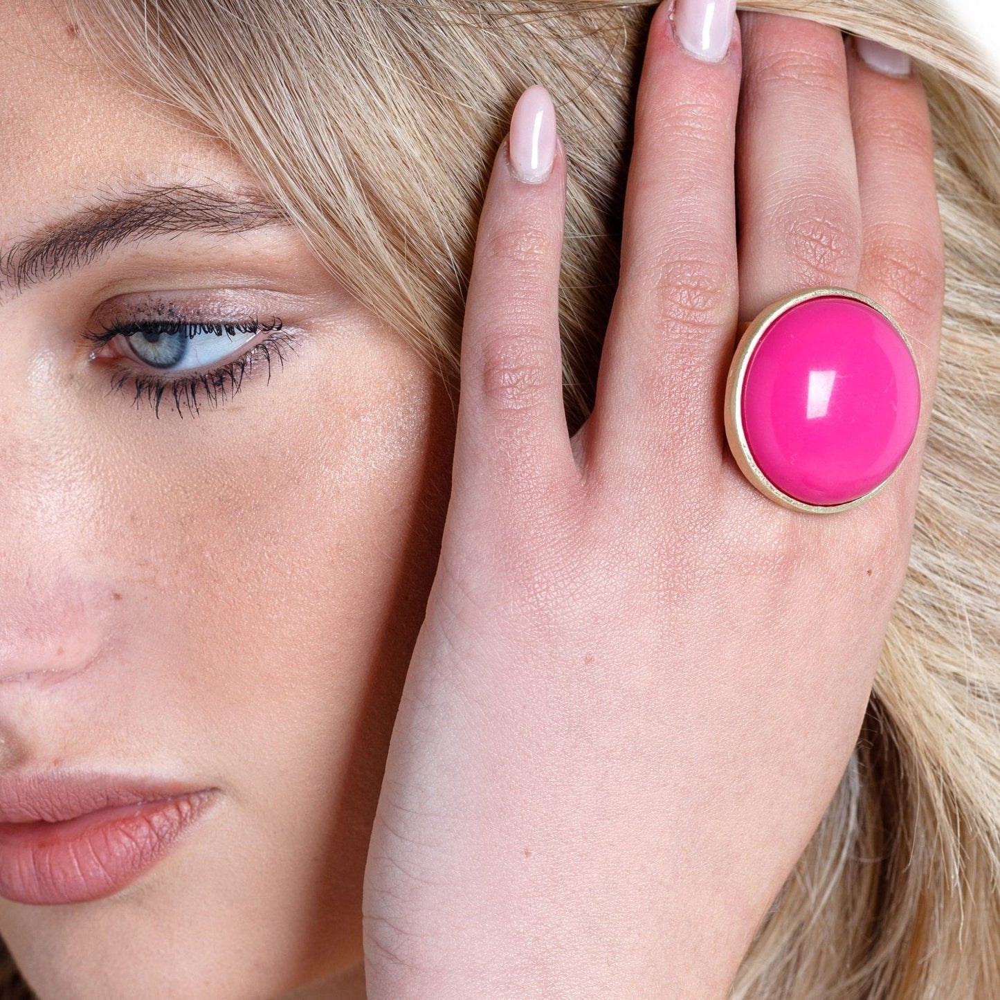 Anello a fascia regolabile con pietra circolare in resina fucsia - Mya Accessories