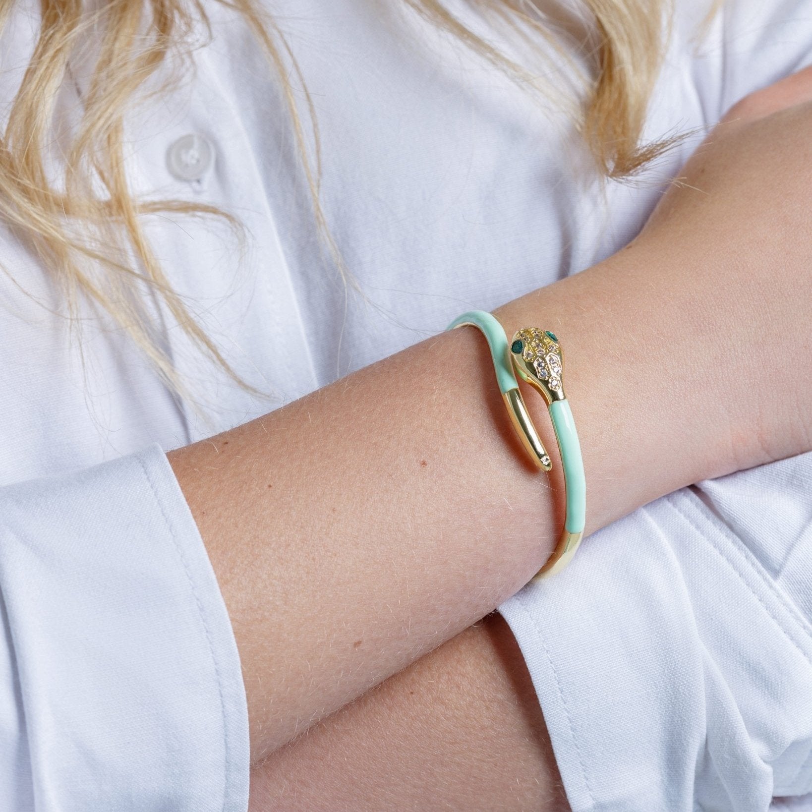 Bracciale in ottone a serpente smaltato verde acqua con zirconi - Mya Accessories