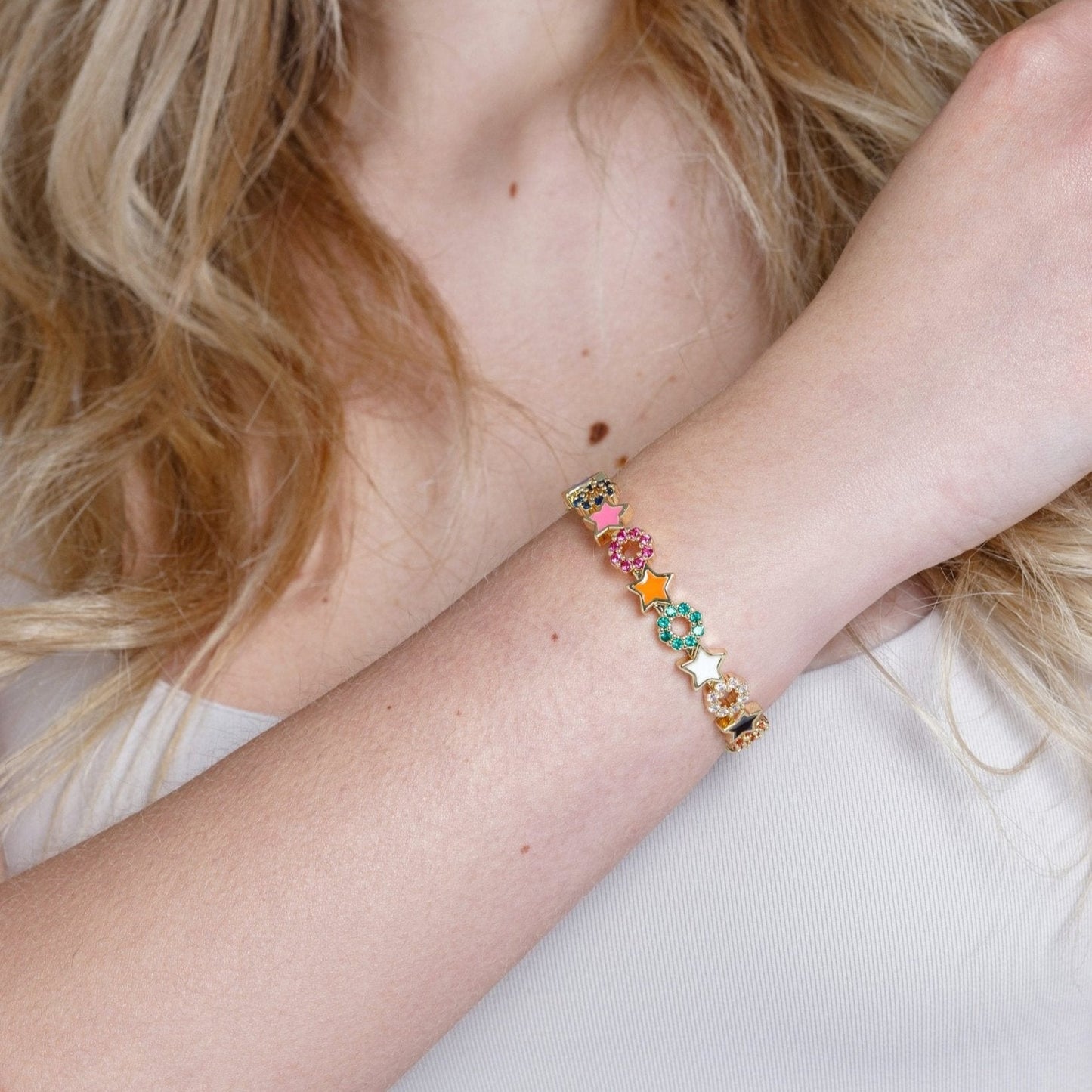 Bracciale in ottone con stelline smaltate e zirconi multicolore - Mya Accessories