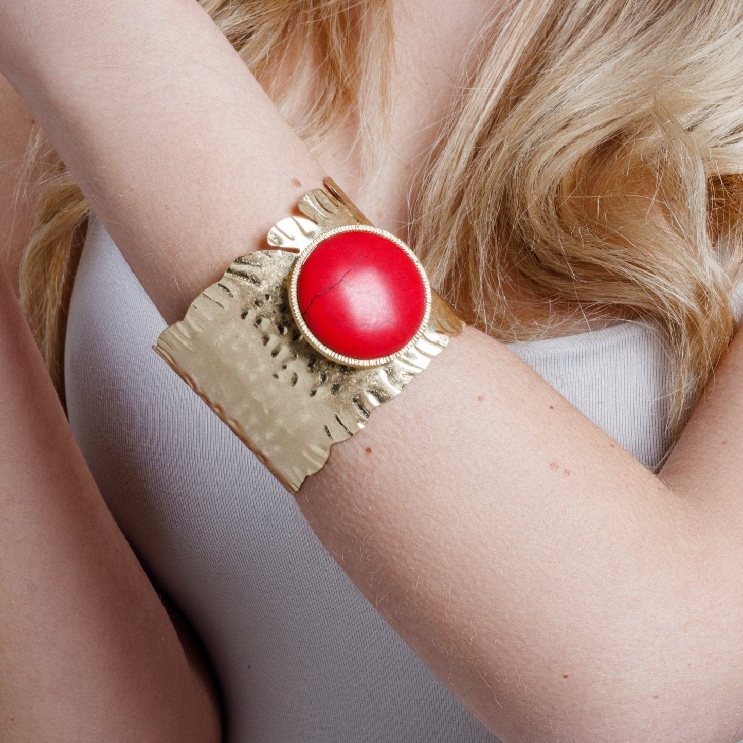 Bracciale rigido in metallo con pietra circolare in resina corallo - Mya Accessories