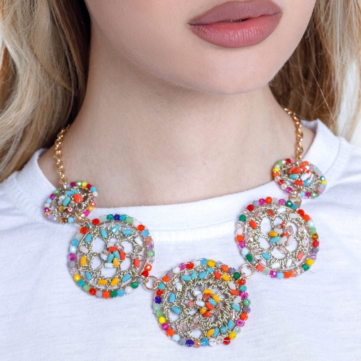 Collana girocollo a catena con cerchi in tessuto con microcristalli multicolore - Mya Accessories