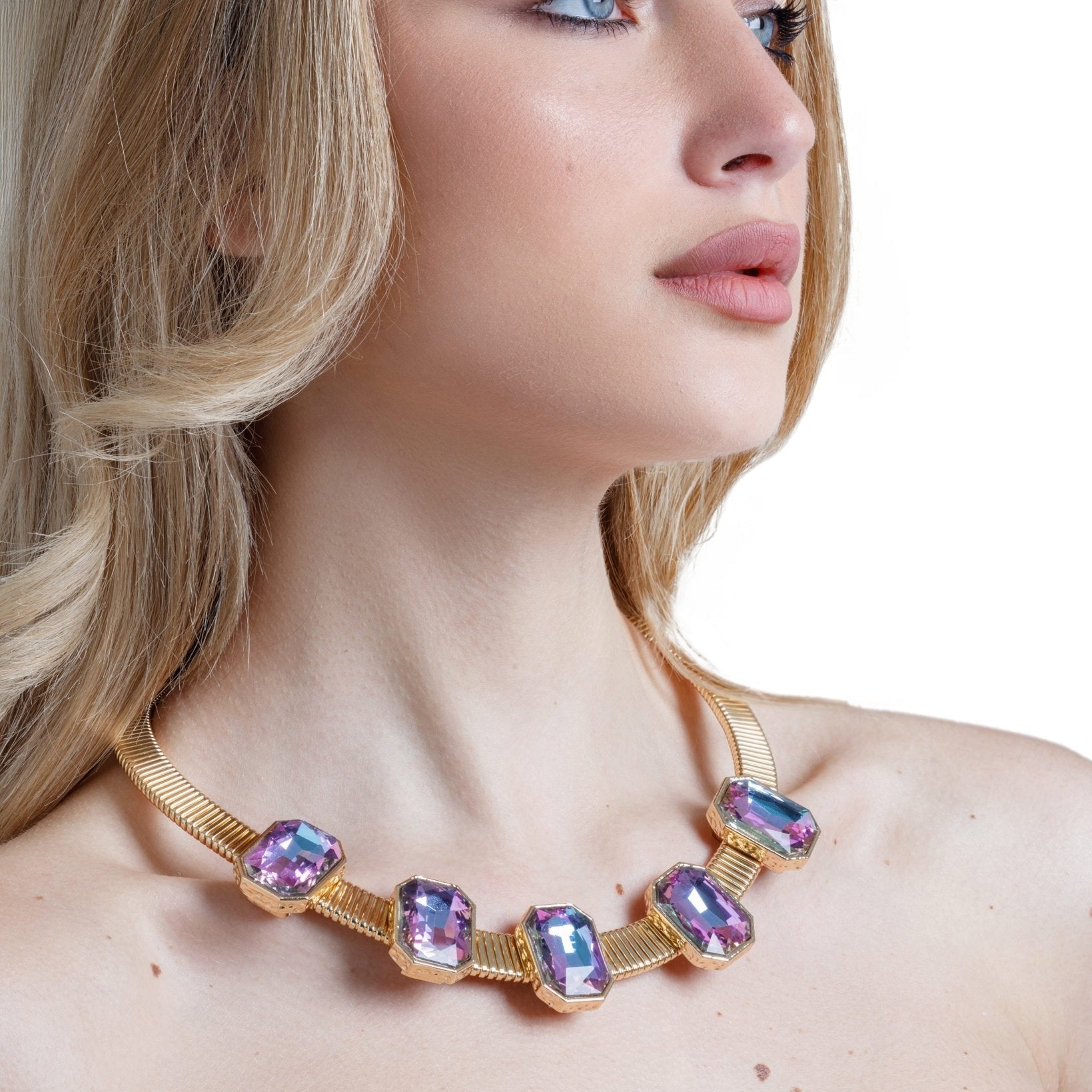 Collana girocollo omega rigida con pietre in vetro lilla - Mya Accessories