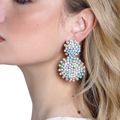 Orecchini in ottone pendenti retrò circolari con microcristalli multi rosa - Mya Accessories