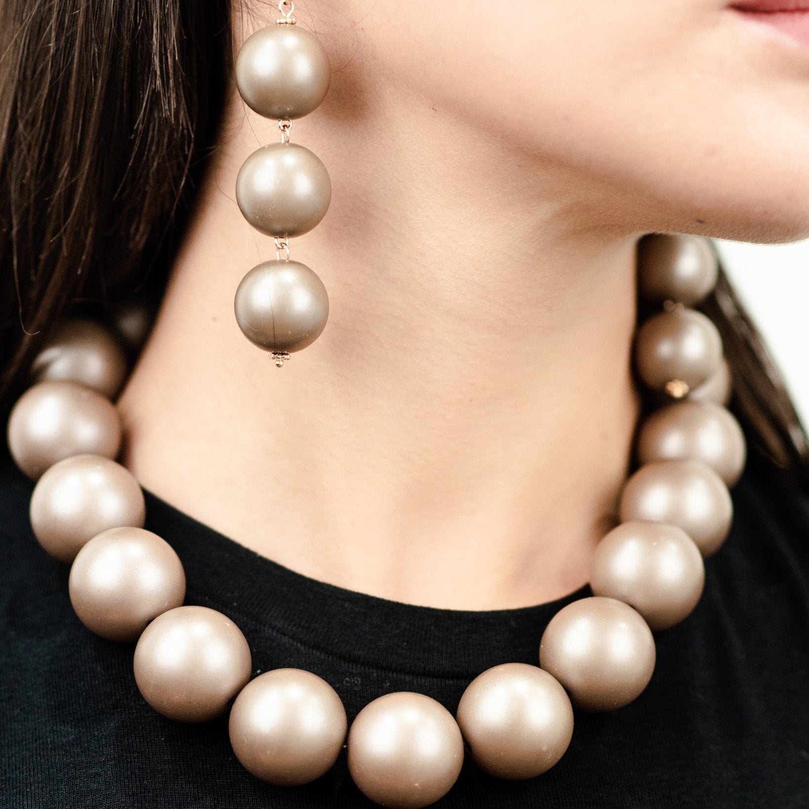 Orecchini balls in acrilico di colore fango - Mya Accessories
