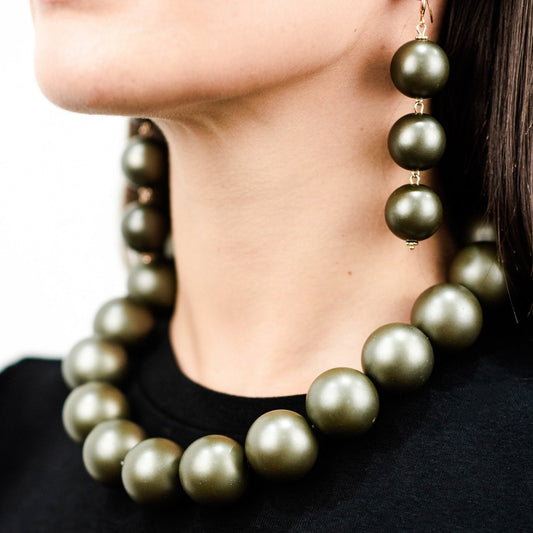 Orecchini balls in acrilico di colore verde militare - Mya Accessories