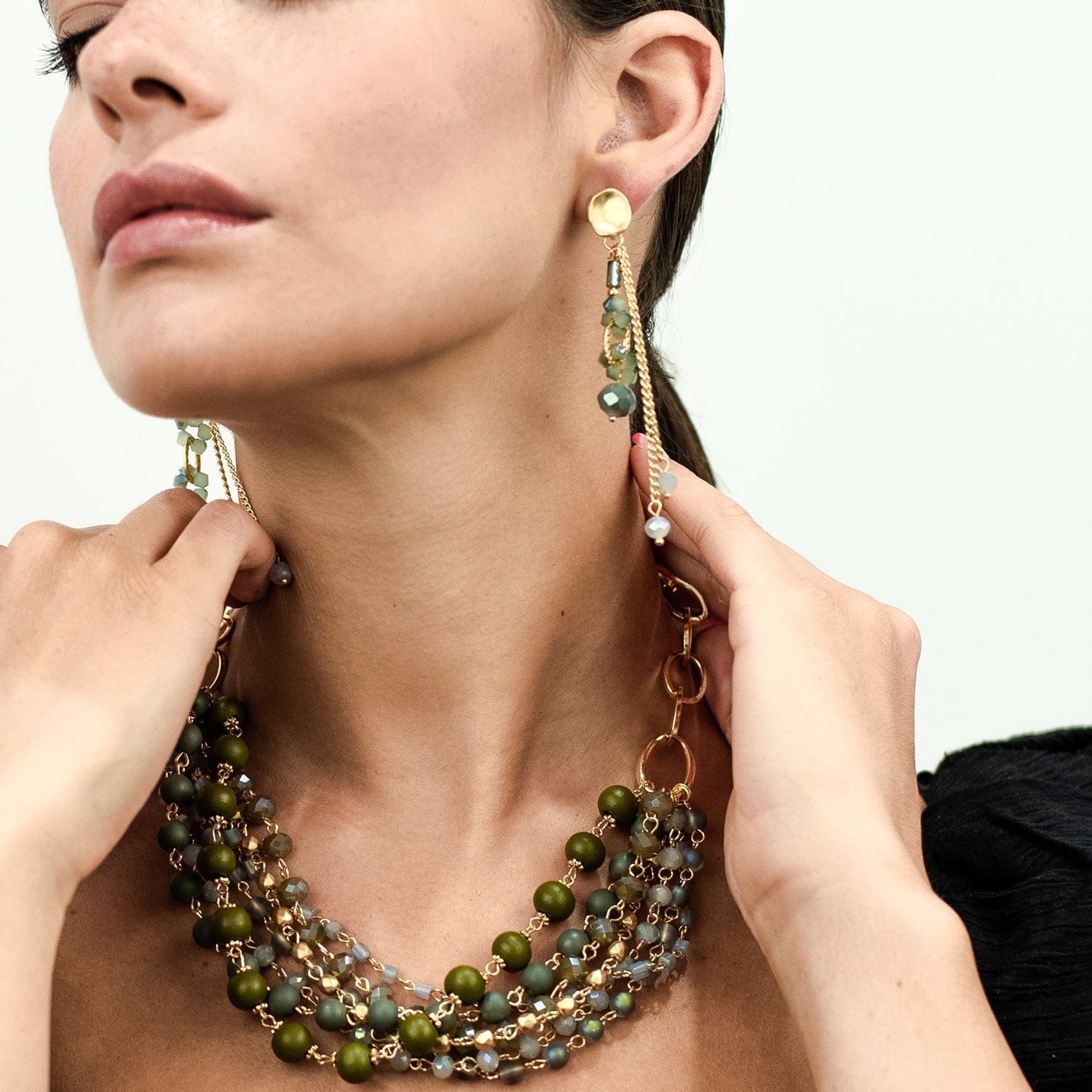 Orecchini a catena con pietre verde - Mya Accessories