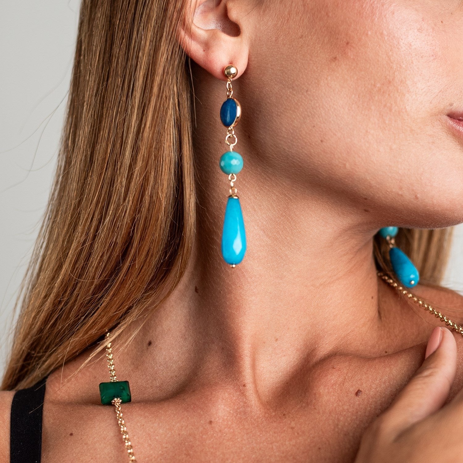 Orecchini pendente a goccia con pietre sui toni del celeste - Mya Accessories