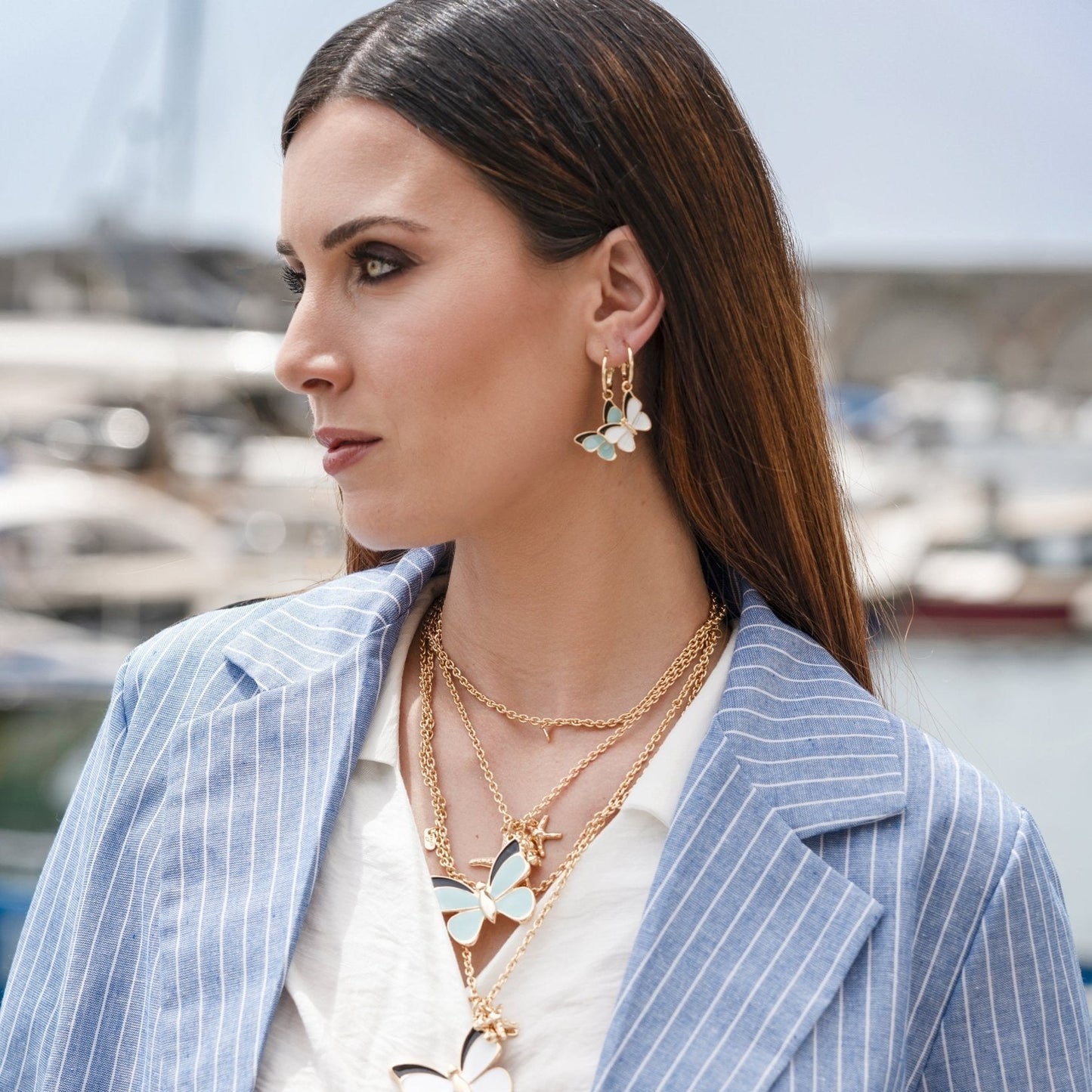 Orecchini a cerchio con ciondolo pendente a farfalla smaltato bianco - Mya Accessories